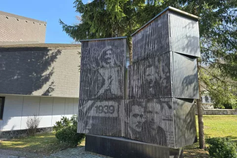 Spomenik ljudske vstaje in boja proti okupatorju pred Kulturnim domom Joža Ažmana v Bohinjski Bistrici je po načrtu akad. slikarja Slavka Tihca izdelalamizarska delavnica LIP Bled, obrat Tomaž Godec, Bohinjska Bistrica. Odkrili so ga 30. aprila 1979. / Foto: Marjana Ahačič