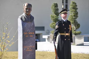 Odkritje kipa Jožeta Pučnika 19. marca 2022 na Brdu. / Foto: Spletni Vir