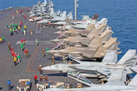 Ameri&scaron;ka bojna letala na letalonosilki Abraham Lincoln, 26. 2. 2026, dva dni pred začetkom napada na Iran v operaciji Epic Fury (Epski bes). / Foto: Wikipedija