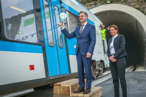 Predsednik vlade Robert Golob in ministrica za infrastrukturo Alenka Bratu&scaron;ek na poskusni vožnji po drugem tiru Divača-Koper. / Foto: Daniel Novakovič, Sta