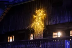 Trži&scaron;ki muzej Vihtenje zadnjega stoletjaetnolo&scaron;ka razstava ob Gregorjevem Gregorjevo Kurnikova hi&scaron;a na fotografiji Pehtra baba mitolo&scaron;ko bitje svetlobna in&scaron;talacija avtorja Matej Bizovičar in otrok iz delavnice / Foto: Tina Dokl