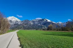 Recimo Kali&scaron;če &ndash; včasih je bilo močna postojanka za obisk Storžiča, tudi za tiste, ki so se odločili le za vzpon na Storžič in ne za celotno transverzalo. Danes pa sta opremljenost in kondicija obiskovalcev gora toliko bolj&scaron;i, da lahko pride&scaron; na Storžič in nazaj v nekaj urah. Ni več potrebe, da bi na Kali&scaron;ču prespal in naslednji dan nadaljeval. / Foto: Alenka Brun