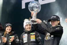 Nika je navijačem v Planici pokazala veliki kristalni globus, ki ga je osvojila v leto&scaron;nji sezoni. / Foto: Peter Ko&scaron;enina