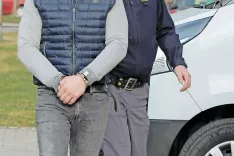 &Scaron;kofjeločanu, ki naj bi z nožem napadel očeta, je sodi&scaron;če odredilo pripor. Slika je simbolična. / Foto: arhiv GG / Foto: 