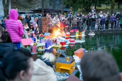 Gregorjevo spu&scaron;čanje barčic Kropa / Foto: Nik Bertoncelj