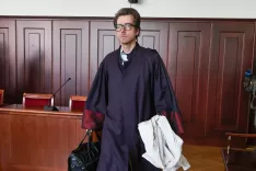 Obtoženi prekinil povezavo