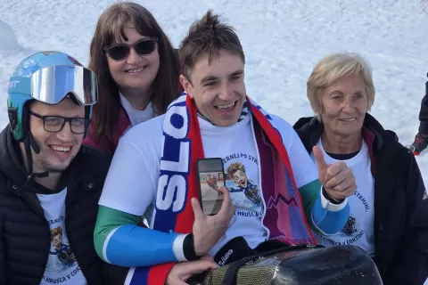 Jernej Slivnik se je devetega mesta veselil tudi v družbi domačih. / Foto: Sportida