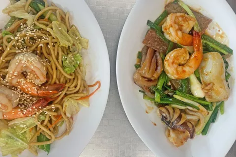 Morsko obarvano kosilo, ki sva si ga privo&scaron;čila v restavraciji Jeh o Chula. / Foto: Neža Markelj