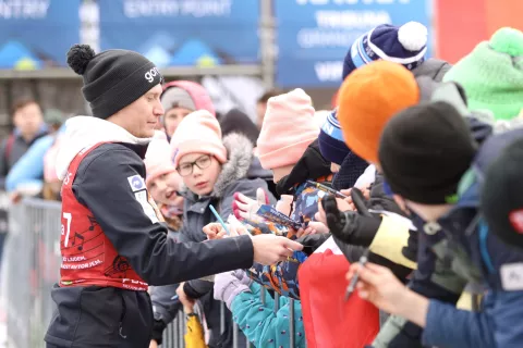 Anže Lani&scaron;ek je bil najbolj&scaron;i v kvalifikacijah, nato pa se posvetil mladim navijačem. Včeraj je bilo v Planici 10780 gledalcev. / Foto: Peter Ko&scaron;enina