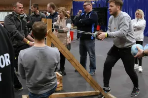  Za streljanje z fračo velikanko je bilo potrebno kar precej natančnosti in mirna roka. / Foto: Alenka Brun