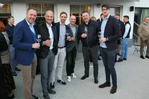 Sprejem je bil tokrat na terasi gosti&scaron;ča, nasmejanih poznavalcev in ljubiteljev vin ni manjkalo. med njimi smo prepoznali znane obraze in spoznali nove. / Foto: Alenka Brun