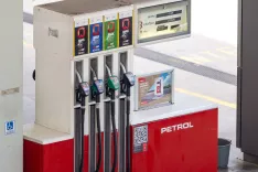 Simbolična fotografija bencinska postaja Petrol in tankanje / Foto: Nik Bertoncelj