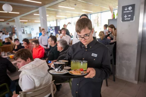 Dobrodelna kavarna PK Radovljica - Za en dan se bo Bistro Obla spremenil v dobrodelno kavarno, kjer vas bodo z nasmehom postregli na&scaron;i plavalci in plavalke z Downovim sindromom, vključeni v programe PK Radovljica. / Foto: Primož Pičulin
