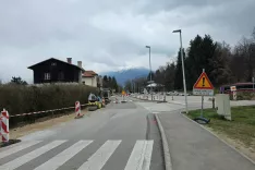 Obvoz do zdravstvenega doma je urejen vzporedno z zaporo po makademskem parkiri&scaron;ču. / Foto: Marjana Ahačič