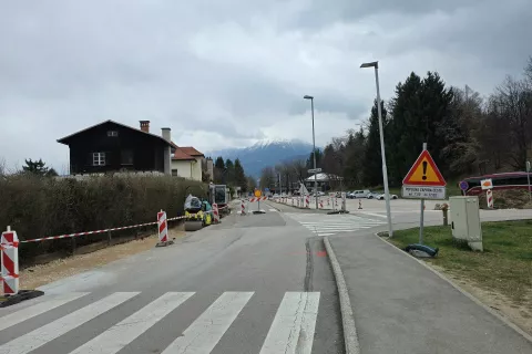 Obvoz do zdravstvenega doma je urejen vzporedno z zaporo po makademskem parkiri&scaron;ču. / Foto: Marjana Ahačič