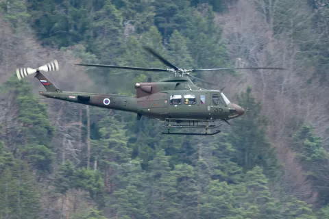 Simbolična fotografija voja&scaron;ki helikopter transport GRS ekipe in ponesrečenca v bolni&scaron;nico / Foto: Nik Bertoncelj