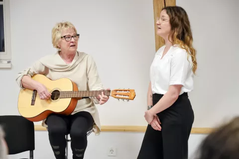 Vesna &Scaron;tefe, pesnica, glasbeni večer, Jelendol / Foto: Tina Dokl