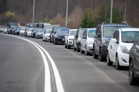 Simbolična fotografija občina JesenicePredor Karavanke in promet na avtocesti in cestninski postaji Hru&scaron;icakolona avtomobili parkirani avtomobili / Foto: Nik Bertoncelj