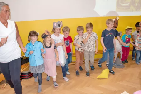 Predsednica večjezičnega vrtca Kekec Gaia Galvani &ndash; Kassl, na fotografiji med igro z otroki, je zadovoljna z re&scaron;itvijo. / Foto: Časopis Novice Celovec