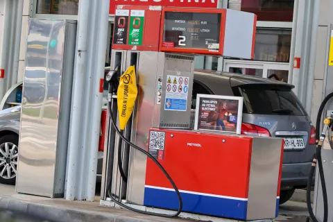 cene goriv gorivo bencin nafta diesel bencinska črpalka gneča Petrol / Foto: Tina Dokl