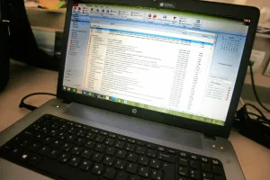 Več tisoč elektronskih po&scaron;t na teden ni ravno mačji ka&scaron;elj. / Foto: The Okl / Foto: 