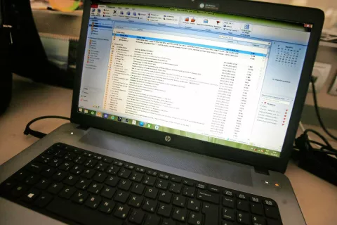 Več tisoč elektronskih po&scaron;t na teden ni ravno mačji ka&scaron;elj. / Foto: The Okl / Foto: 