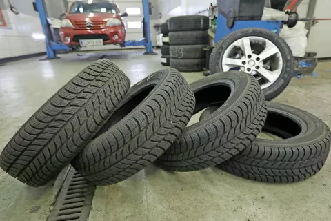 Pred menjavo se prepričajmo, ali so pnevmatike &scaron;e primerne za uporabo. Tudi ob zadostnem profilu namreč pnevmatike po petih ali &scaron;estih letih zaradi starosti velja nadomestiti z novimi. Fotografija je simbolična. / Foto: Gorazd Kavčič / Foto: 