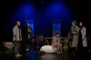 Oder življenja, kjer se v ti&scaron;ini razpirajo neizrečene bolečine in zamujene priložnosti &ndash; prizor iz uprizoritve Striček Vanja KUD Fofit&eacute; v Kulturnem domu Medvode. / Foto: Ada Trkulja,arhiv Kud Fofit&eacute;