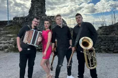 Ansambel Žibert predstavlja pesem o punci iz mesta in fantu iz podeželja. / Foto: Arhiv Ansamba