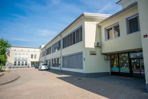 Simbolična fotografija Občina ŽirovnicaO&Scaron; Žirovnica in Dvorana pod Stolom / Foto: Nik Bertoncelj