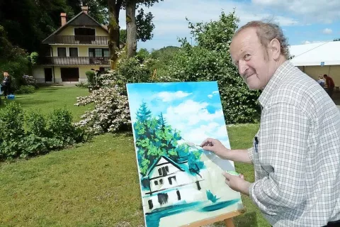 Franc Guček iz Preddvora si je za svoj motiv izbral pub Pod skalo in znameniti stari hrast. / Foto: 