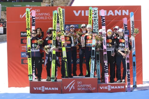 Avstrija, Japonska in Norve&scaron;ka so bile najbolj&scaron;e tri reprezentance na ekipni tekmi. / Foto: Peter Ko&scaron;enina