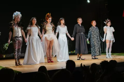 Igralska ekipa uprizoritve Tekst telesa: (z leve) Rok Kravanja, Živa Selan, Suzana Krevh, Sta&scaron;a Popovič, Darja Reichman, Vesna Jevnikar in Tea Vidmar. / Foto: Klemen Batagelj/mediaspeed