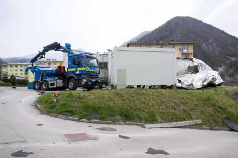 Po&scaron;kodovanih blizu sto objektov