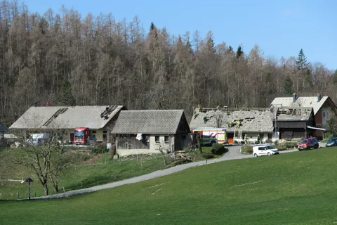 Odkrilo skoraj vse strehe