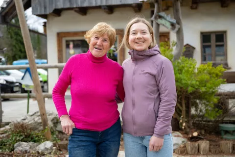 Pogovor vnukinja Meta in babi TonkaintervjuTonka Zadnikar oskrbnica Tonkine koče, upokojenka, tekačicaMeta Hrovat &scaron;portnica smučarka Agencija Julijana / Foto: Nik Bertoncelj