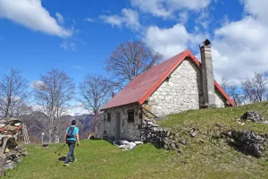 Bivak tik pod vrhom Monte Forcella nosi enako ime kot vrh. / Foto: Jelena Justin