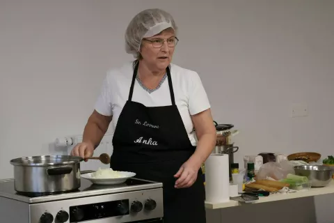 Anka Ančimer je bila vodja delavnice, kjer je razložila pripravo telečje obare, vodnih žličnikov ter v nadaljevanju tudi ajdovih in krompirjevih žgancev. Tko vlivanci kot žganci o se k obari izjemno podali. / Foto: Alenka Brun