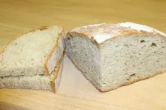 Članice dru&scaron;tva se na tečajih učijo različnih dejavnosti - tudi peke kruha. / Foto: Cveto Zaplotnik