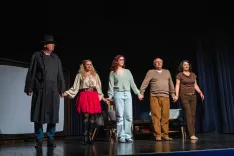 Predstava Vpra&scaron;aj me &scaron;e enkrat / Foto: Miroslav A&scaron;anin