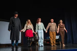 Predstava Vpra&scaron;aj me &scaron;e enkrat / Foto: Miroslav A&scaron;anin