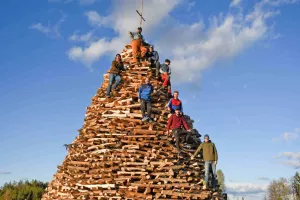 Tudi do sedem metrov je visoka lesena grmada, ki jo Radi&scaron;ani na večer pred veliko nočjo zakurijo v veličasten kres. / Foto: Spd Radi&scaron;e