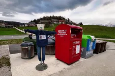Na Bledu in v Gorjah s pomočjo ptičjih stra&scaron;il, ki odganjajo tekstilne odpadke, ozave&scaron;čajo o neracionalni rabi oblačil. / Foto: Arhiv Občine