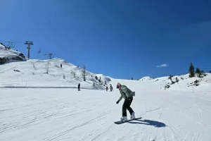 Med prazniki so zadnje dni smučarske sezone &scaron;tevilni smučarji izkoristili za zadnje zavoje na smučeh. / Foto: Marjana Ahačič