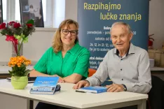 Herman Berčič avtor knjige Tam kjer smo zoreli, Tržič na fotografiji mag. Helena Krampl Nikač direktorica knjižnica dr Toneta Pretnarja in Herman Berčič / Foto: Tina Dokl