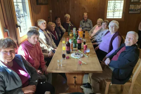 Tradicionalno srečanje vedno nasmeji nasmejane starostnike / Foto: Alenka Brun