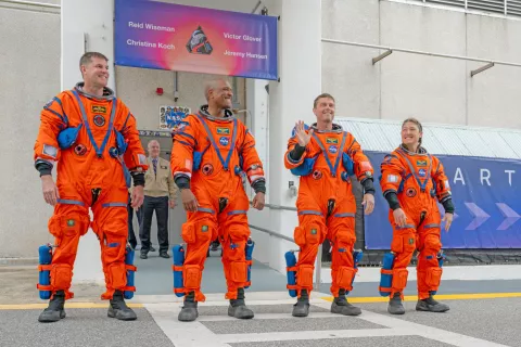 Posadka vesoljske odprave Artemis II tik pred vkrcanjem v plovilo, Kennedy Space Center, Florida, 1. aprila 2026. / Foto: Wikipedija