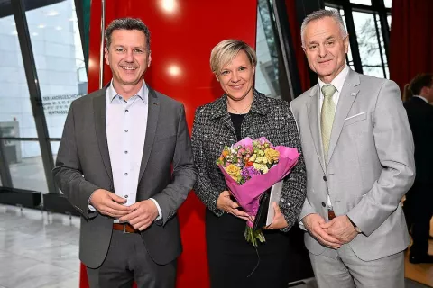 Novi deželni glavar Daniel Fellner&nbsp; (prvi z leve) se je udeležil torkovega sprejema Slovenske gospodarske zveze v Celovcu. Na fotografiji je skupaj s slovensko generalno konzulko v Celovcu Majo Balant Slobodjanac in predsednikom Slovenske gospodarske zveze iz Celovca Benjaminom Wakounigom. / Foto: Tiskovna Služba Dežele Koro&scaron;ke