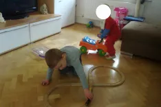 Benjamin s pomočjo vlakca vadil sledenje osmici (Brain Gym). / Foto: Osebni Arhiv