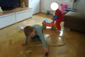 Benjamin s pomočjo vlakca vadil sledenje osmici (Brain Gym). / Foto: Osebni Arhiv